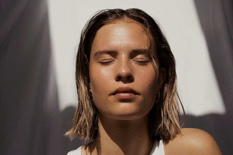Visage relaxé les yeux fermés